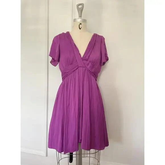 Anthropologie - Chic V-neck Short Purple Mini Dress with Flowy Sleeve, size 10 - Picture 4 of 12